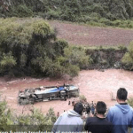 Bus con 50 pasajeros cayó al río Huallaga