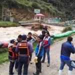 Entregan sacos terreros a damnificados por inundación en Pasco