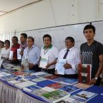 Entregan material bibliográfico a entidad educativa en Tocache