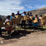 Entregan 300 frazadas y 300 ponchos con material reciclado a familias en Ayacucho