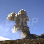 Los volcanes Ubinas y Sabancaya continúan con sus procesos eruptivos y en nivel de alerta naranja