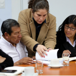 Ministra Ruiz entregó a autoridades de Puno resoluciones sobre cierre de actividades de mina Arasi