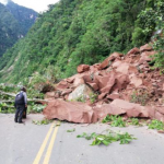 Rehabilitan parcialmente tránsito en carretera en Padre Abad