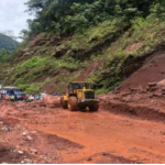 Trabajan en rehabilitación de carretera afectada por huaico en Ucayali