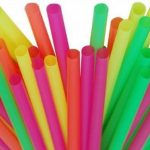 Desde hoy se prohíbe la fabricación de cañitas de plástico