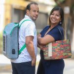 Crean mochila con panel solar hecha de botellas recicladas