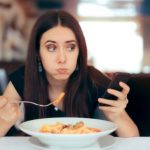 Comer en menos de media hora es una ‘muy mala idea’