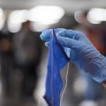 Lima: Arrojan guantes y mascarillas en plena vía pública