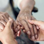 Lo que debe saber para cuidar a un adulto mayor durante la cuarentena