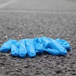 Botar guantes y mascarillas en la calle es el nuevo contaminante ambiental