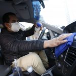 Recomiendan desinfectar los vehículos de manera constante
