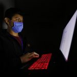 Uso excesivo de aparatos digitales puede dañar la piel