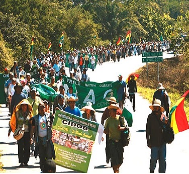 http://img.inforegion.pe.s3.amazonaws.com/wp-content/uploads/Bolivia-marcha-indigena-carretera-Tipnis.jpg