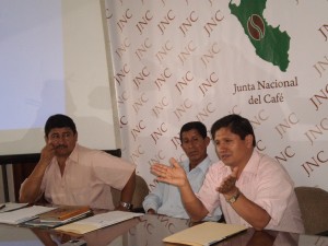 Directivos de la Cooperativa del Valle del Río Apurímac y presidente de la JNC.